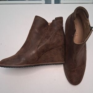 SOUL Naturalizer Distressed Brown Ankle Booties